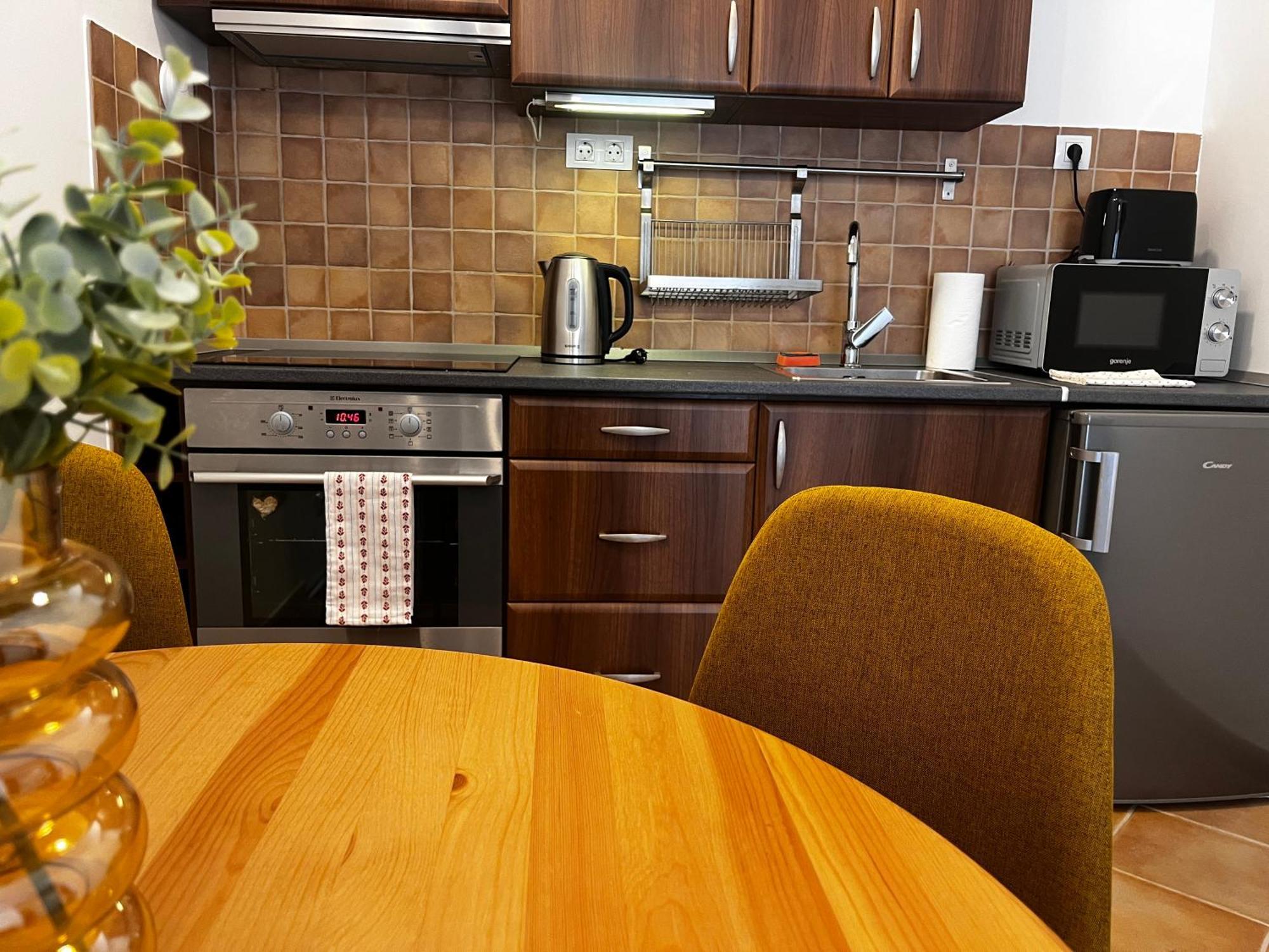 Corvin Gold City Garden Apartment *